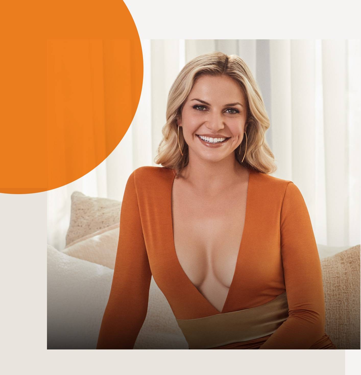 femme souriante assise regardant le spectateur