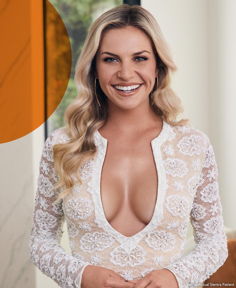 patiente Sientra souriante et portant un haut décolleté