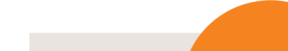 femme souriant face au spectateur