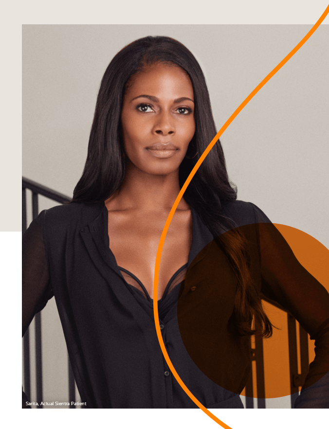 femme debout, regardant le spectateur